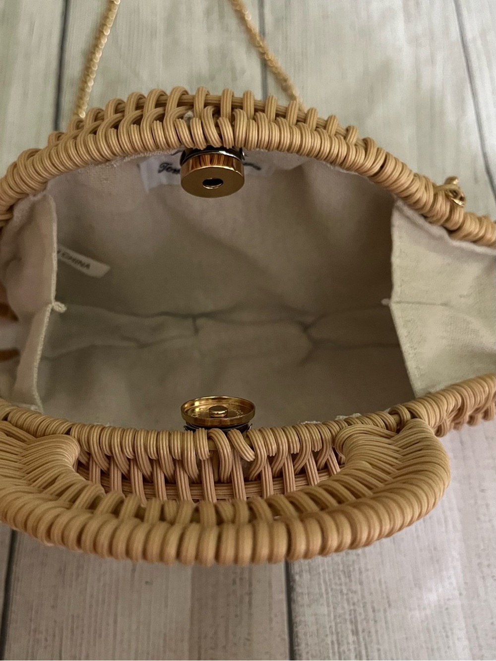 Tommy Bahama Woven Whale Crossbody Bag in Tan with Pearl Accent - Picture 3 of 3